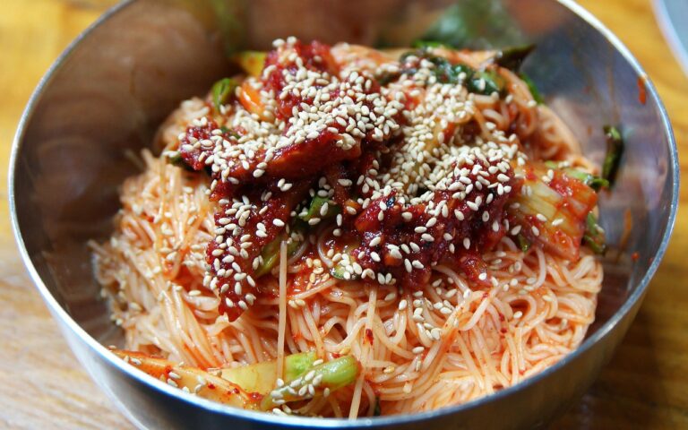 Kaip efektyviai sekti ir interpretuoti Vilkijos savivaldybės tarybos sprendimus ir jų įtaką bendruomenės gyvenimui