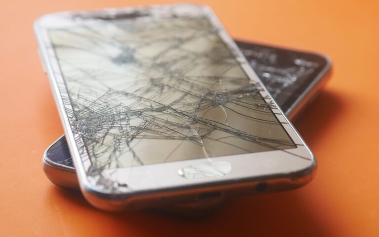 Telefonų ekrano keitimas Klaipėdoje: ką būtina žinoti prieš nešant į remontą